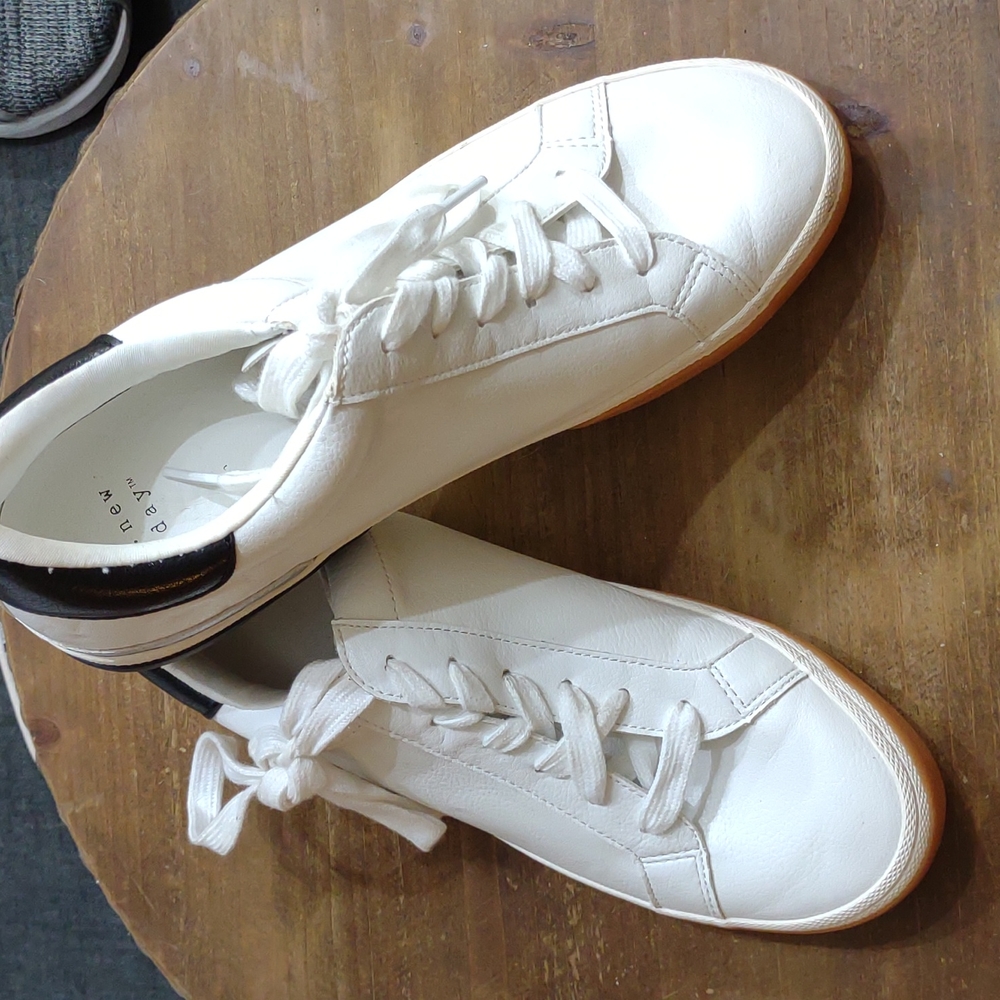 Tennis shoes